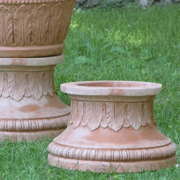 Edle Terracotta Basis mit Akkanthusblättern